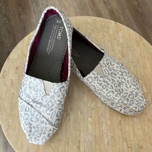 Ladies Tom’s leopard print silver shoes NEW